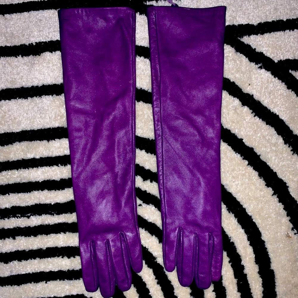 The cutest gloves ever, Worn just a few times ! Just like the purple Prada ones